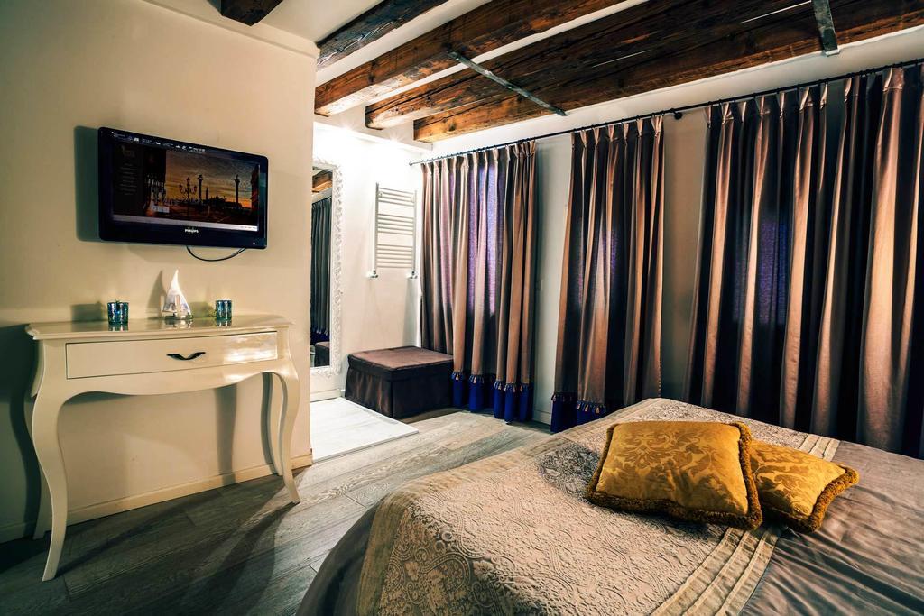Venice Dream House Room photo